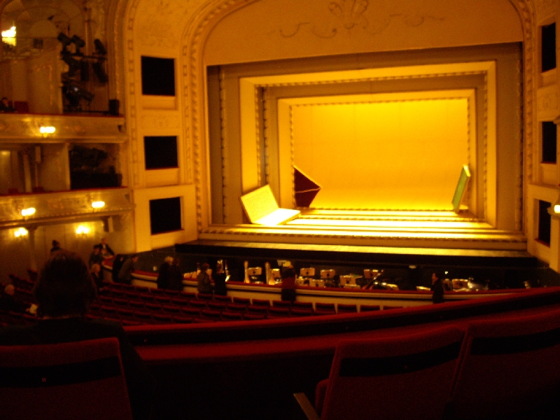 額縁のような舞台