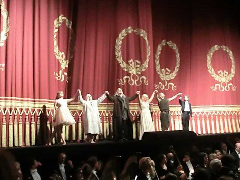 盛大なカーテンコール