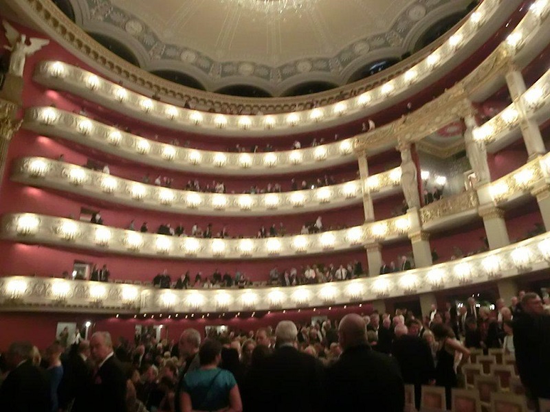 重厚なその内部