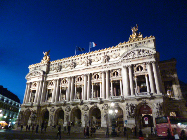 夜空の下のガルニエ