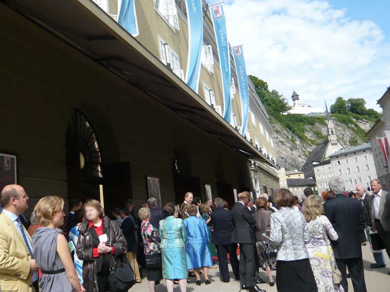 ザルツブルク祝祭大劇場の前