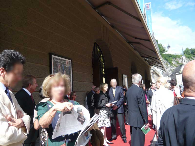 祝祭大劇場前の赤カーペット