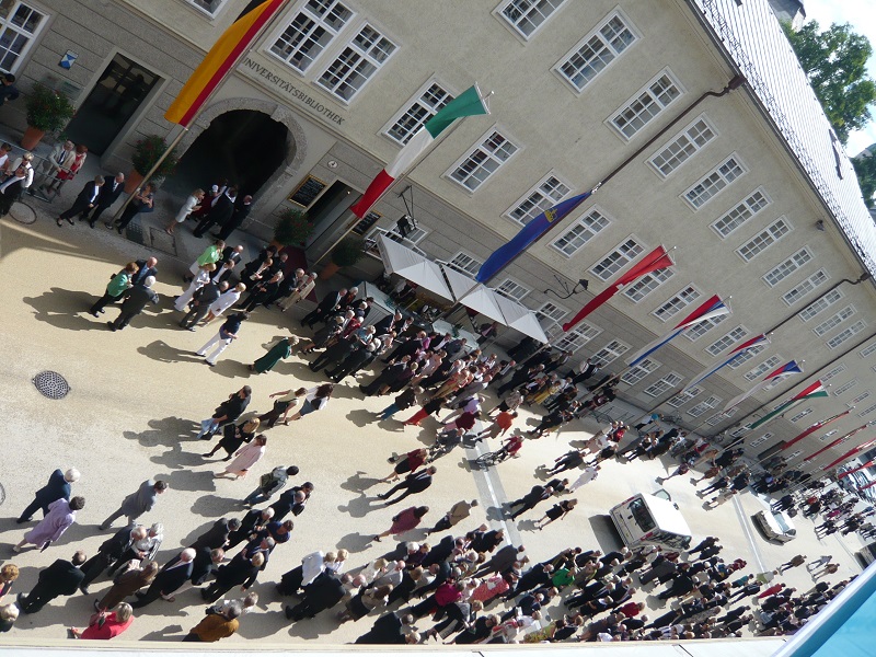 祝祭大劇場を、見下ろして