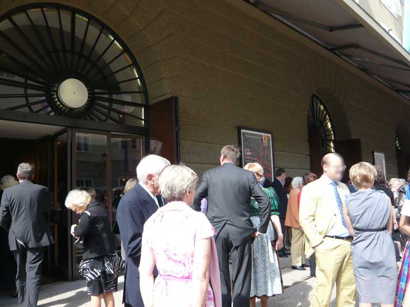 祝祭大劇場のエントランス