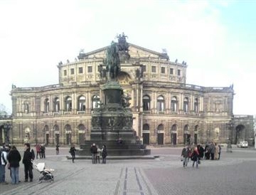 昼間のドレスデン・ゼンパーオーパー