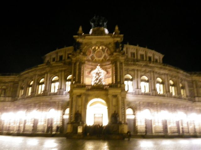 開場目前、夜のゼンパーオーパー