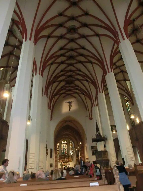 荘厳な教会内部