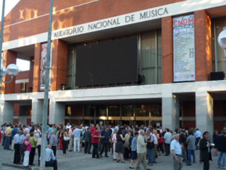 公演後の会場出口付近