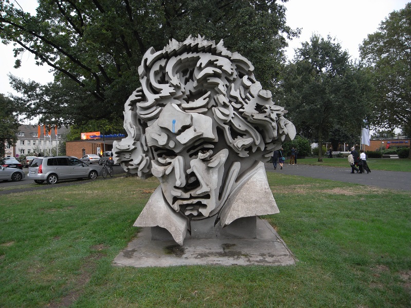 庭のベートーヴェン像